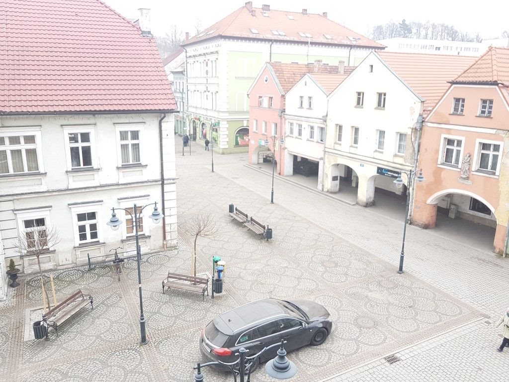 Mieszkanie trzypokojowe na sprzedaż Leśna, Rynek 14 68m2 Foto 1 Mieszkanie trzypokojowe na sprzedaż Leśna, Rynek 14 68m2 Foto 1
