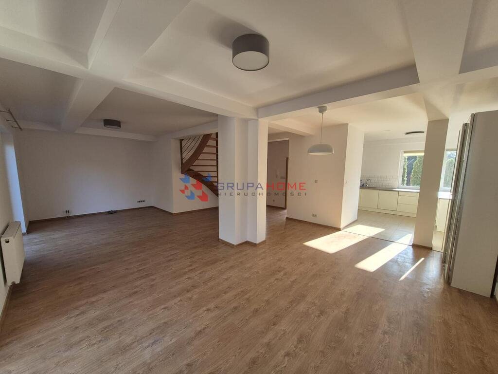 Przestronny dom 180 m² z ogrodem i garażem, gotowy do zamieszkania Bobrowiec  180m2 Foto 1