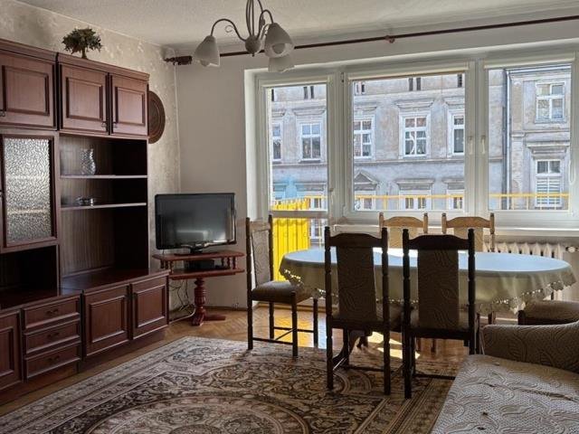 Mieszkanie trzypokojowe na wynajem Gniezno, Centrum, Sienkiewicza Henryka  81m2 Foto 1