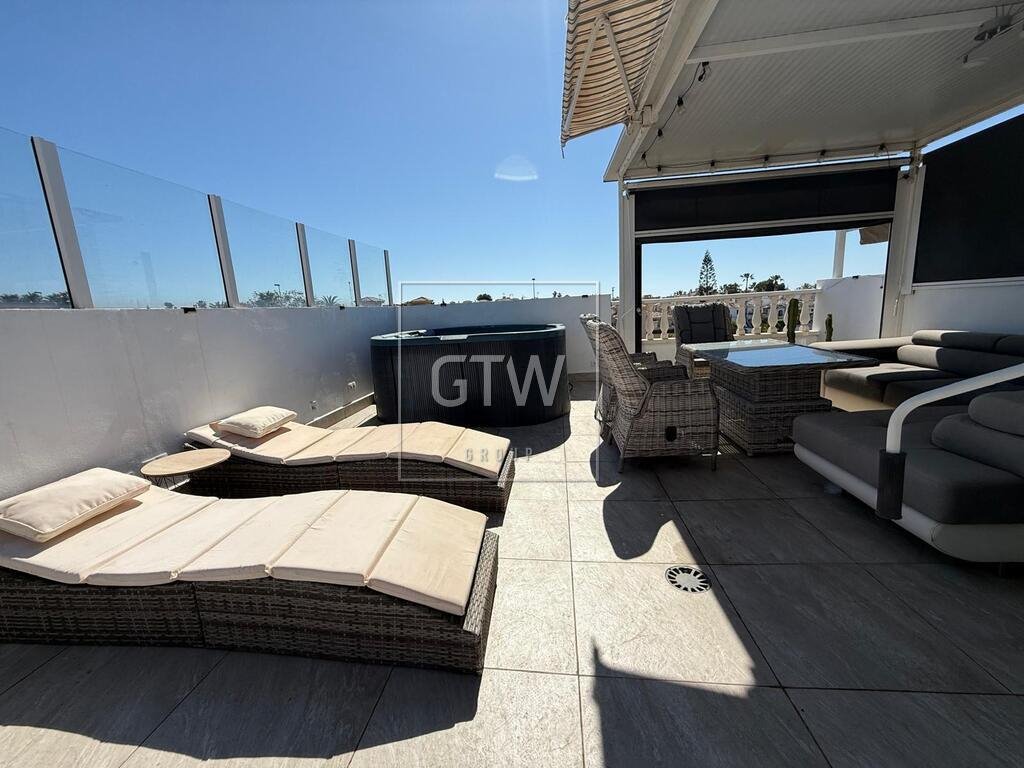 Nowoczesny apartament z jacuzzi i tarasem w Torrevieja Hiszpania, Torrevieja, Calle Silvia Martinez Santiago  59m2 Foto 1