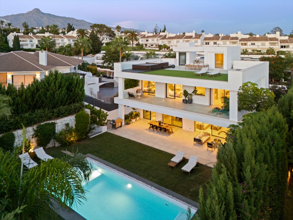 Do sprzedania nowoczesna willa z basenem i jacuzzi w Marbella Hiszpania, Nueva Andalucia  517m2 Foto 1
