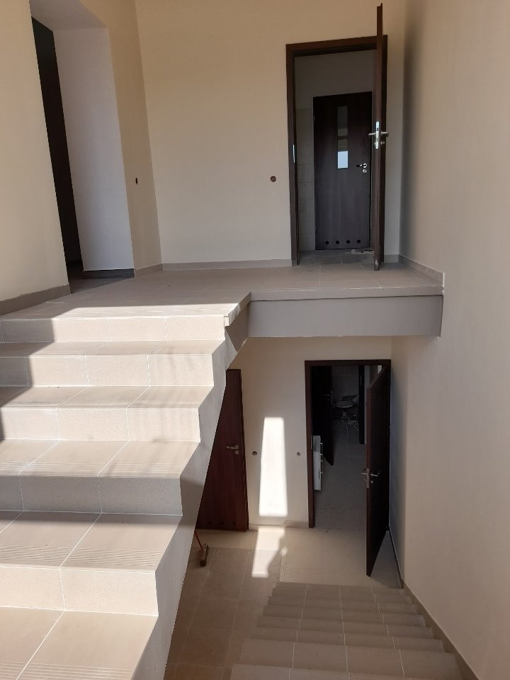 Nowoczesny lokal 250m2 z magazynem, parkingiem i opcją hostelu Milanówek  250m2 Foto 1