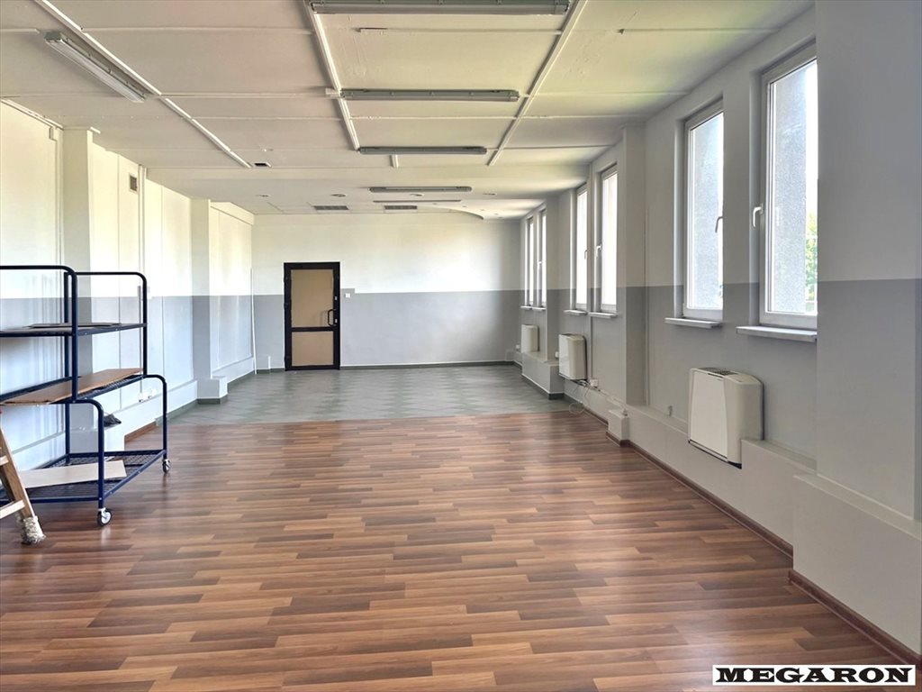 Na wynajem przestronny lokal 55 m² z dużymi oknami i klimatyzacją Częstochowa, Zawodzie  55m2 Foto 1