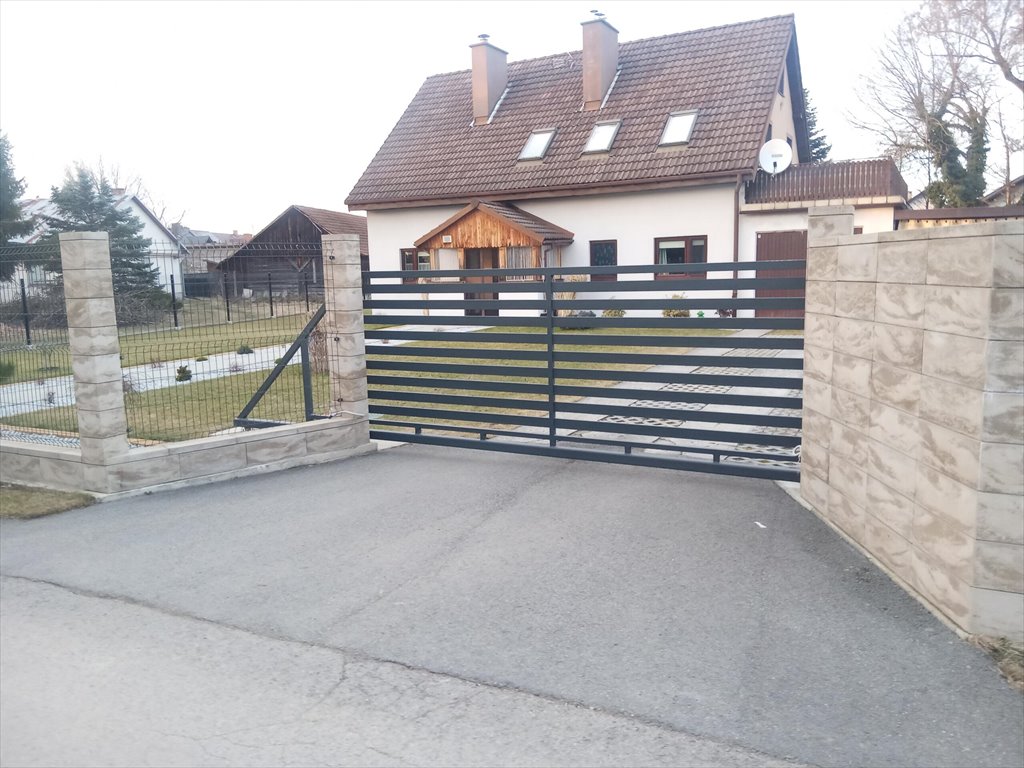 Dom z potencjałem, garażem i tarasem – idealny dla dużych rodzin Niepołomice  186m2 Foto 1