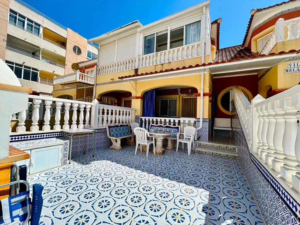 Sprzedam dom w Torrevieja z prywatnym tarasem i basenem Hiszpania, Alicante, Costa Blanca  64m2 Foto 1