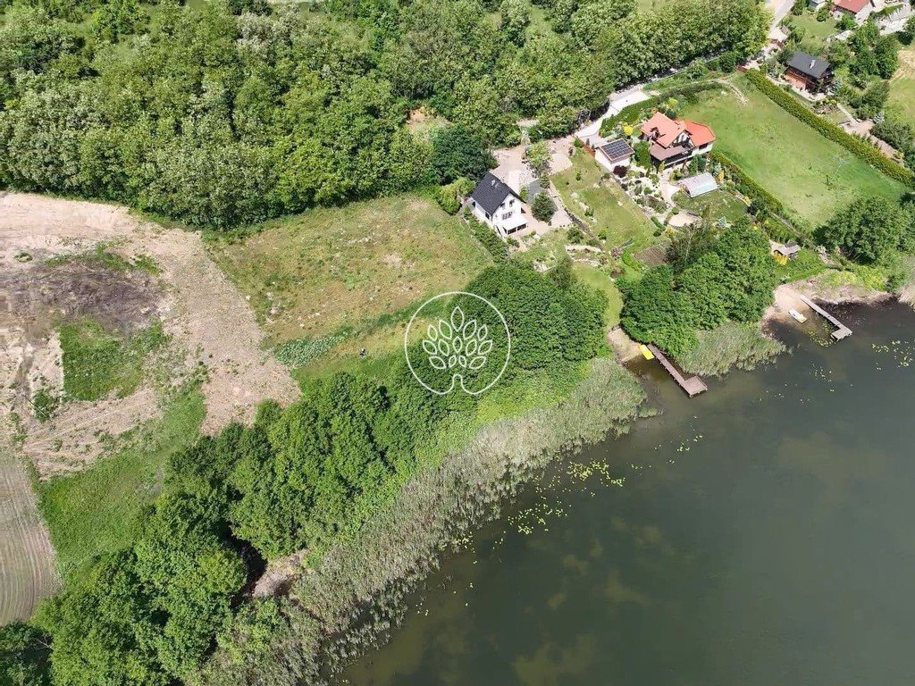 Działka budowlana z własną linią brzegową nad jeziorem Wieniec  2 950m2 Foto 1