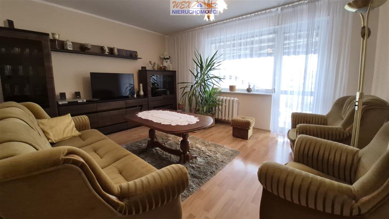 Przestronne 4-pokojowe mieszkanie z dużą loggią i dwoma piwnicami Słupsk, Niepodległości, Niepodległości, Gen. Tadeusza Bora-Komorowskiego  69m2 Foto 1