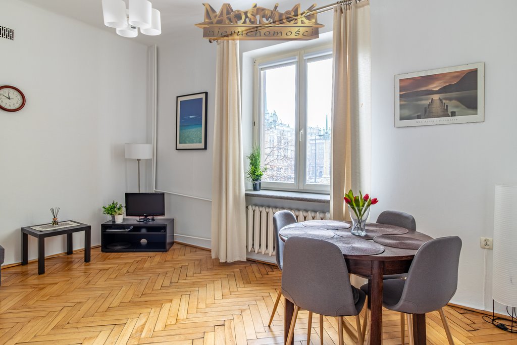 Przestronne 41 m² z wysokimi sufitami na Placu Konstytucji Warszawa, Śródmieście, pl. Plac Konstytucji  41m2 Foto 1