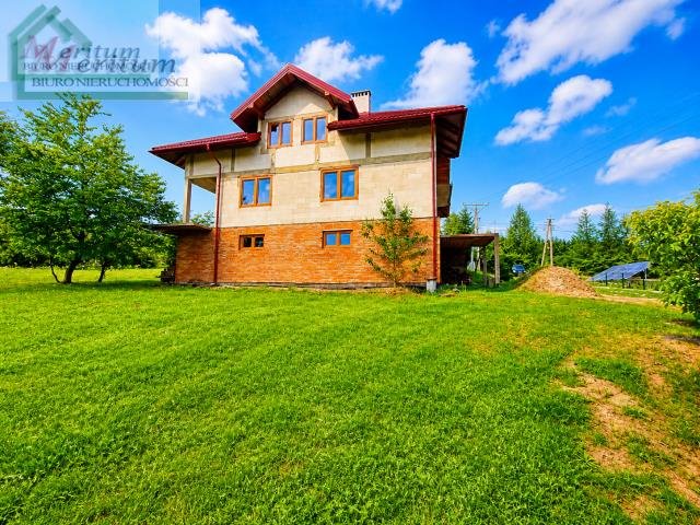 Przestronny dom 250 m² z garażem i tarasem - spokojna okolica Besko  2 800m2 Foto 1