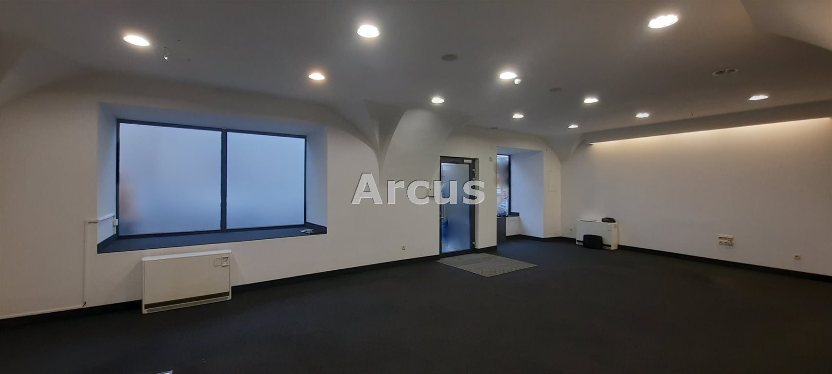 Lokal handlowy 124 m² - centrum Tarnowa - witryny i klimatyzacja Tarnów, Centrum, Krakowska  124m2 Foto 1