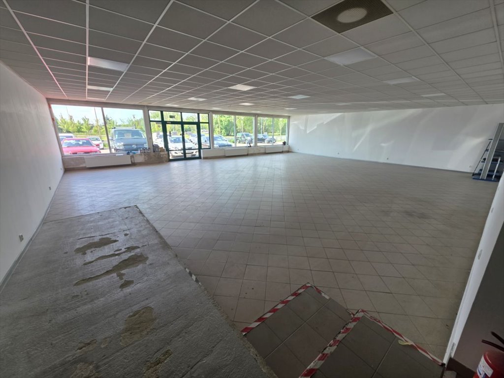 Na wynajem przestronne lokale handlowo-usługowe 241-600 m² w Łodzi Łódź, Widzew  600m2 Foto 1