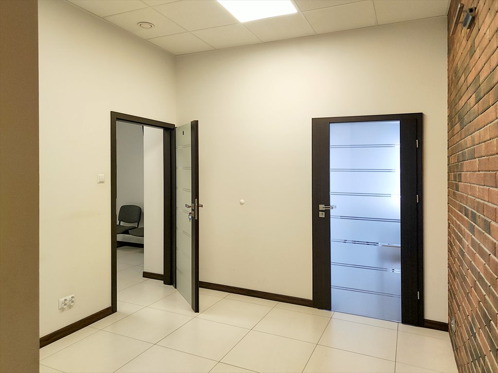 Lokal usługowy 14 m² z windą i parkingiem - Radom Radom, Zamłynie, Główna  16m2 Foto 1