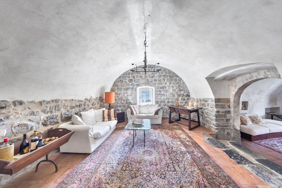 Średniowieczny zamek z widokiem na jezioro Iseo — luksusowa rezydencja Włochy, Solto Collina  630m2 Foto 1