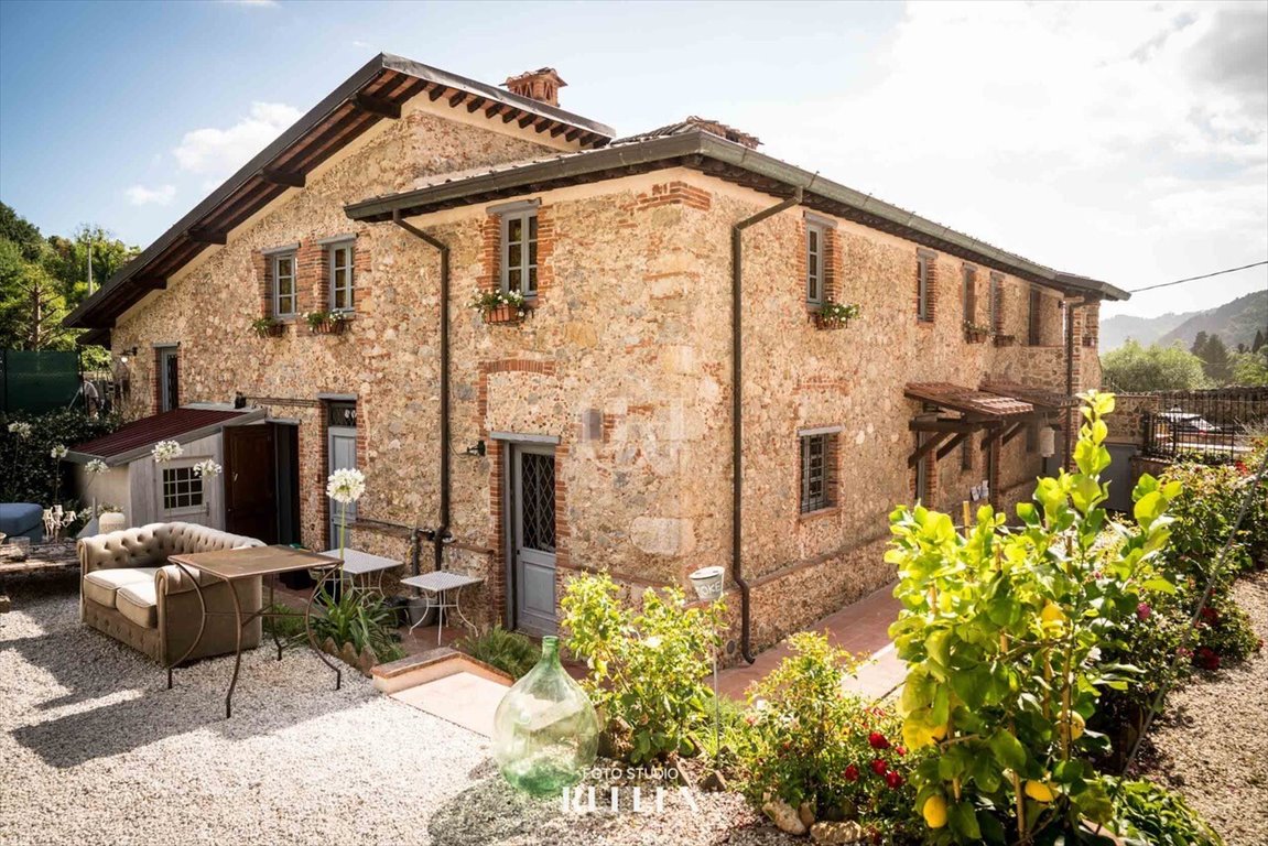 Urokliwy dom z młynem i 3 jednostkami w Toskanie Włochy, Camaiore  620m2 Foto 1