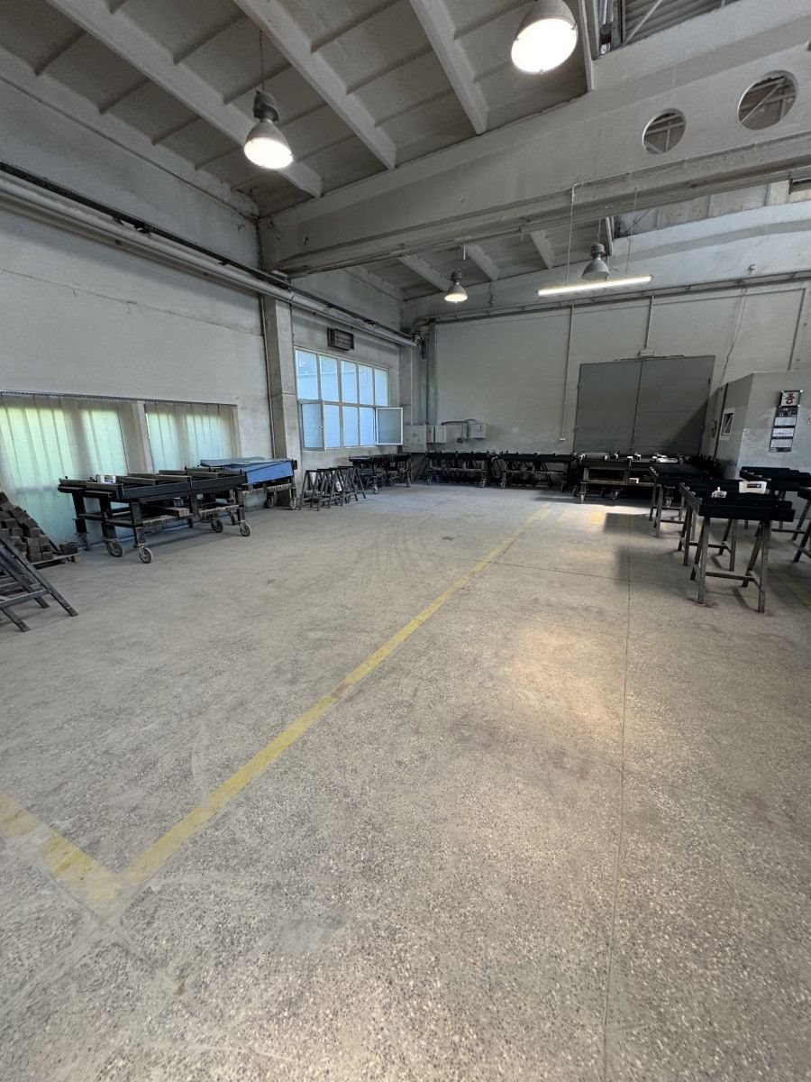 Przestronna hala 432 m² z szeroką bramą i ogrzewaniem Niepołomice  432m2 Foto 1