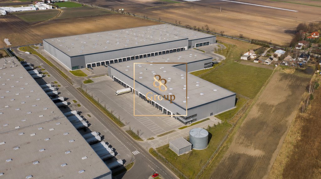 Magazyn 3000 m2 z biurem, dokami i placem manewrowym Radonice  3 000m2 Foto 1