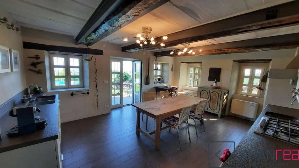 Urokliwy dom z widokiem na Langhe, basen i winnicami Włochy, Alba  284m2 Foto 1