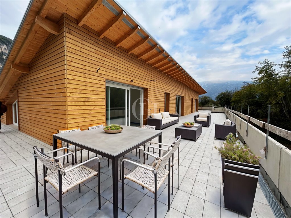 Penthouse z tarasem 181 m² w Mori – nowoczesny i luksusowy Włochy, Mori  101m2 Foto 1