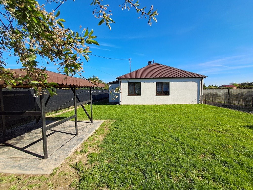 Zadbany dom z ogrodem, garażami i piwnicą, gotowy do zamieszkania Radawiec Duży  88m2 Foto 1