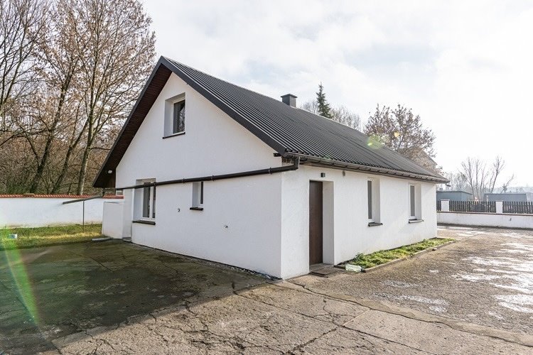 Polecam dom z działką 11 arów, garażem i budynkiem usługowym Miłocice  90m2 Foto 1