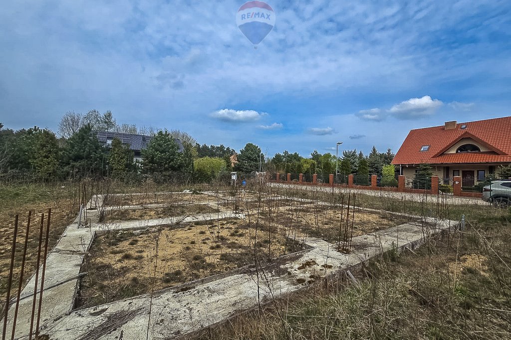 Działka z rozpoczętą budową domu, garażem i altanką Leonów  1 304m2 Foto 1
