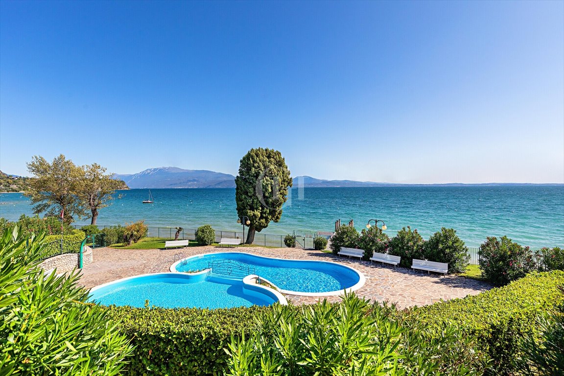 Kawalerka na sprzedaż Włochy, Manerba del Garda  40m2 Foto 1