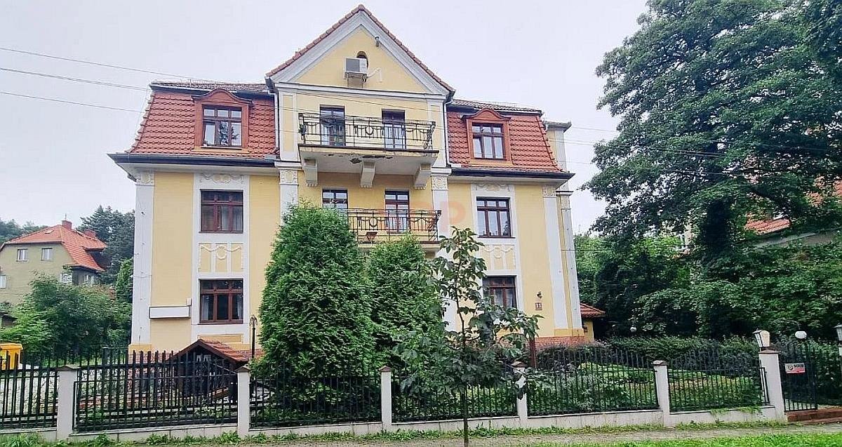 Hotel z parkingiem, 729 m2, blisko Parku Zdrojowego Szczawno-Zdrój, Kasztanowa  729m2 Foto 1