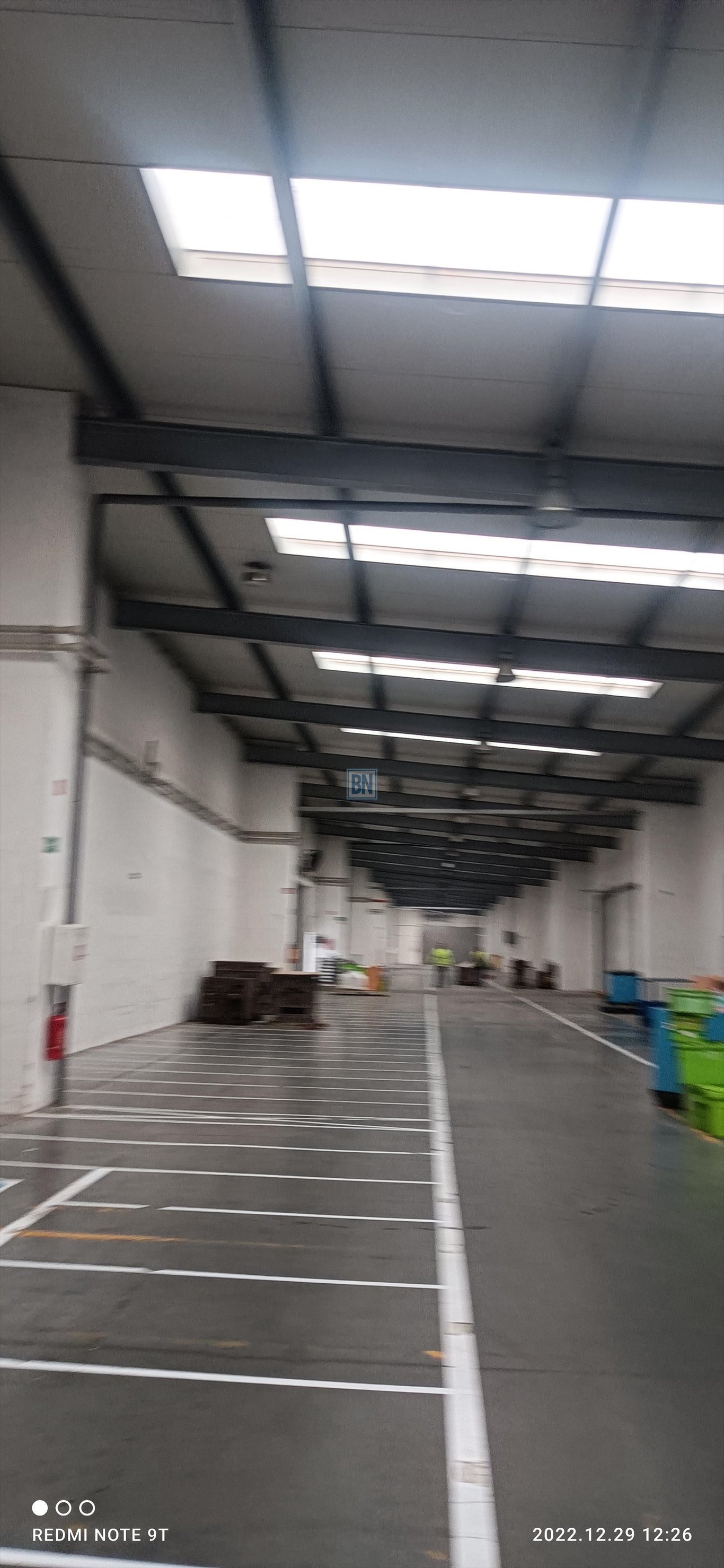 Hala magazynowa 3011 m² z biurami, parkingiem i systemami bezpieczeństwa Lipova  3 011m2 Foto 1