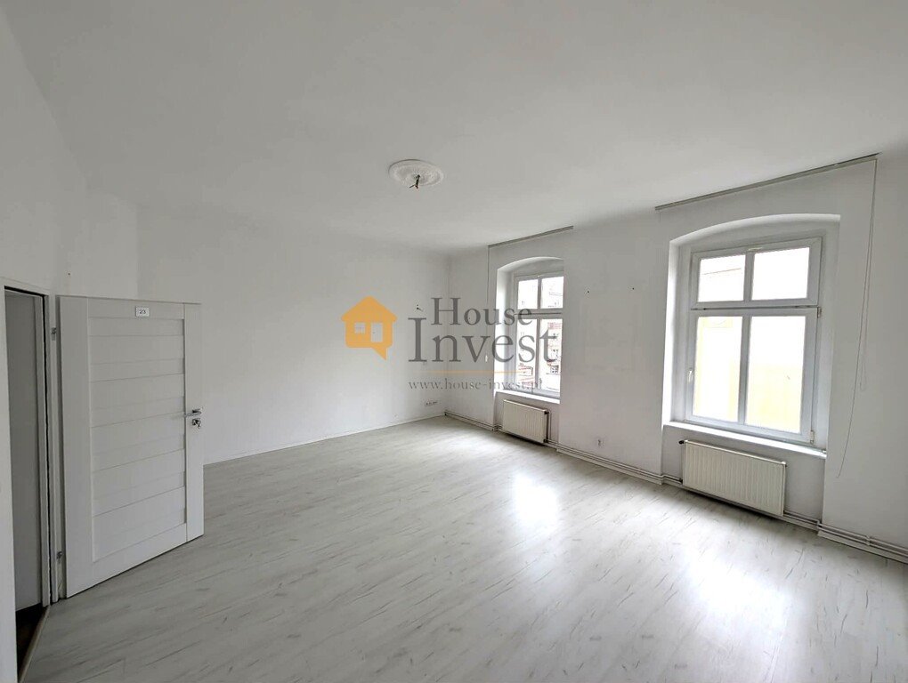 Przestronny lokal biurowy w centrum Legnicy z dostępem do wspólnych przestrzeni. Legnica, Wjazdowa  29m2 Foto 1