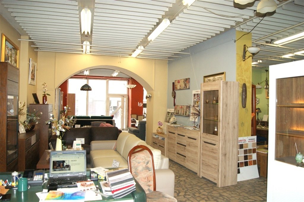 Duży lokal 210 m2 z witrynami i szyb windowy Wałbrzych, Śródmieście  210m2 Foto 1