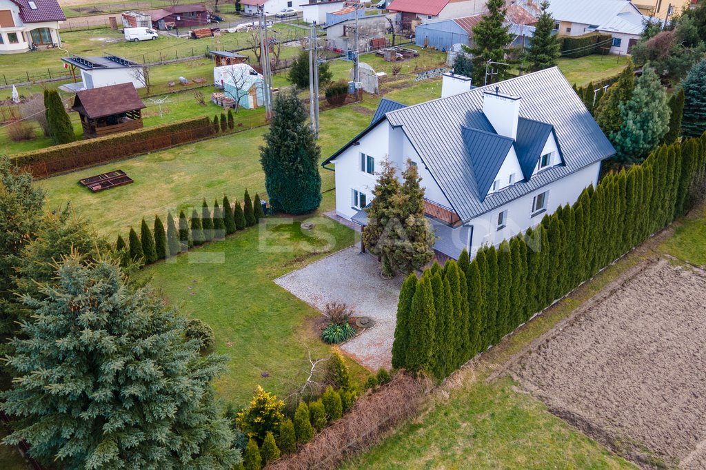 Przestronny dom 240 m2 na 9-ar, komfort i cisza Strażów  240m2 Foto 1