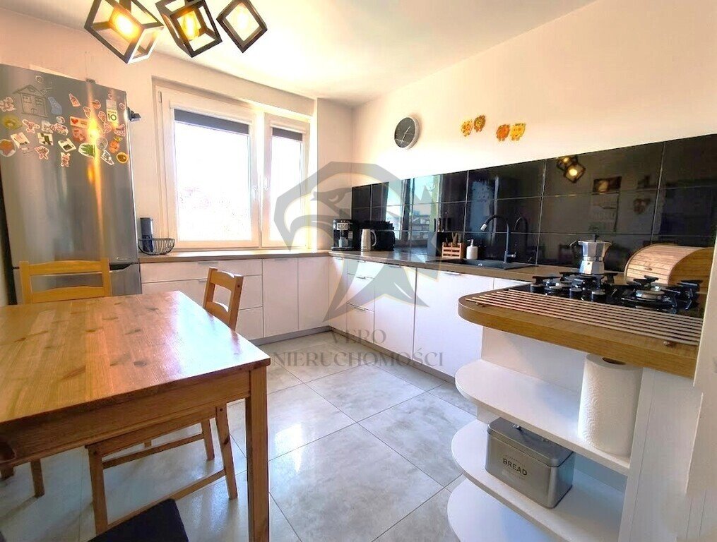 Jasne, oto propozycja rzetelnego i zachęcającego tytułu mieszkania:

"Przestronne, słoneczne 2-pokojowe mieszkanie z dużą kuchnią Wrocław, Leopolda Tyrmanda  54m2 Foto 1