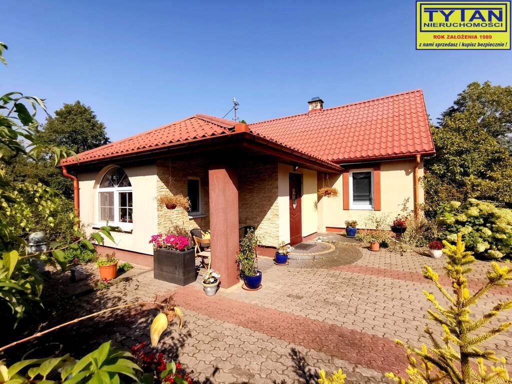 Urokliwy dom 70 m2 z dużą działką i garażem w Żebrach Żebry  70m2 Foto 1