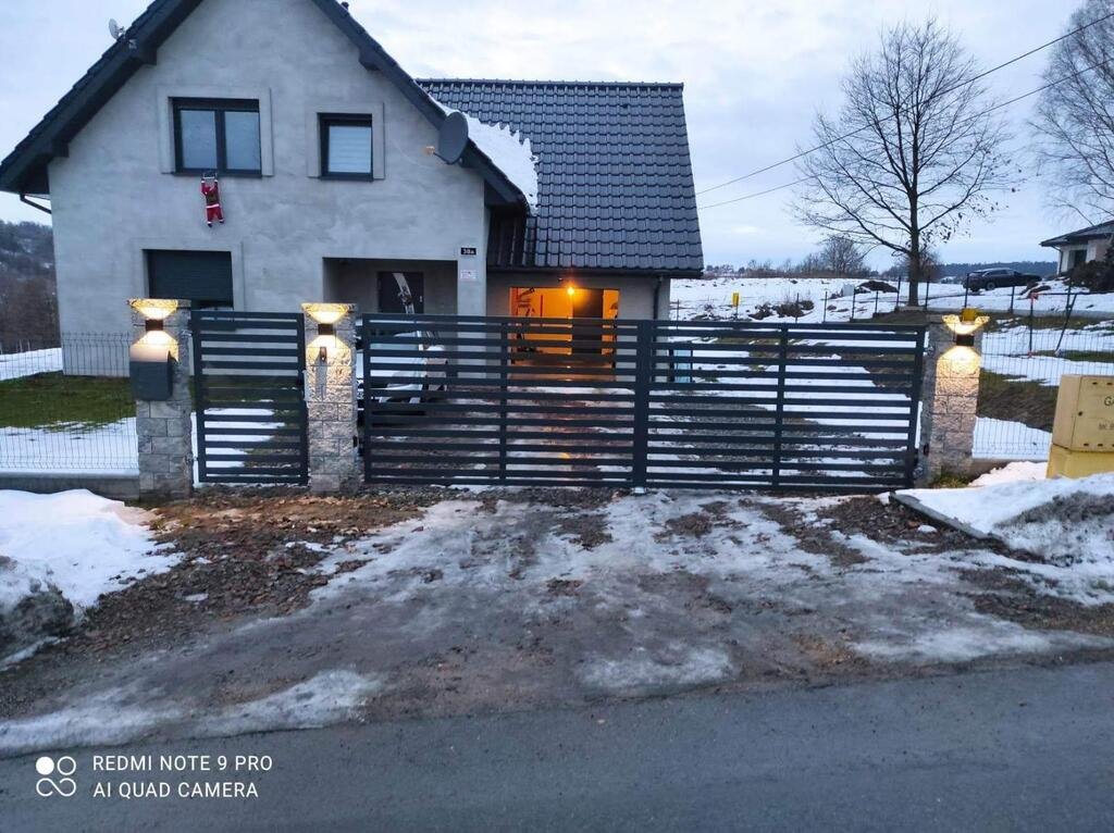 Dom na sprzedaż Zarzyce Małe  256m2 Foto 1