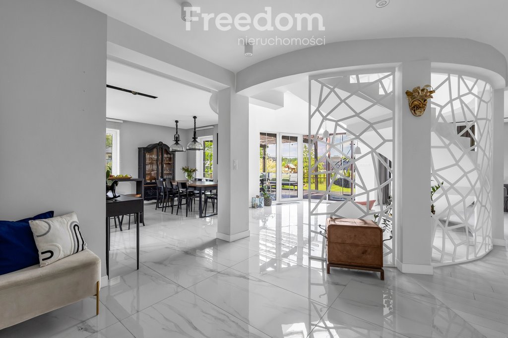 Nowoczesny dom 219 m² z oryginalną balustradą i czarną wyspą Kawęczynek, Prosta  219m2 Foto 1