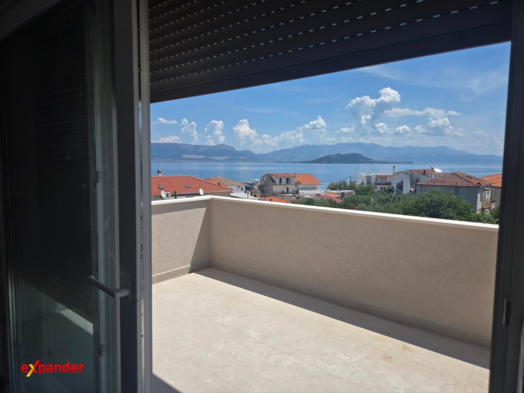 Do sprzedania apartament z widokiem na morze, garaż, 100m od plaży Slatine, Zvonimirora Obala 1111C  61m2 Foto 1