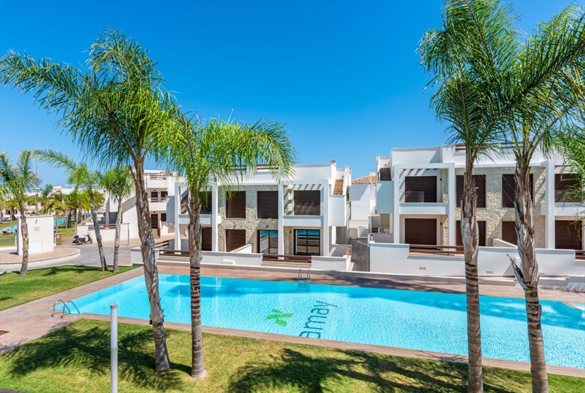 Na sprzedaż nowoczesne apartamenty z tarasami i basenami w Torrevieja Hiszpania, Torrevieja, C. Calpe  63m2 Foto 1