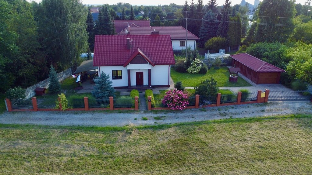 Zadbany dom z garażem, tarasem i solarami w Głogowie Głogów Małopolski  106m2 Foto 1