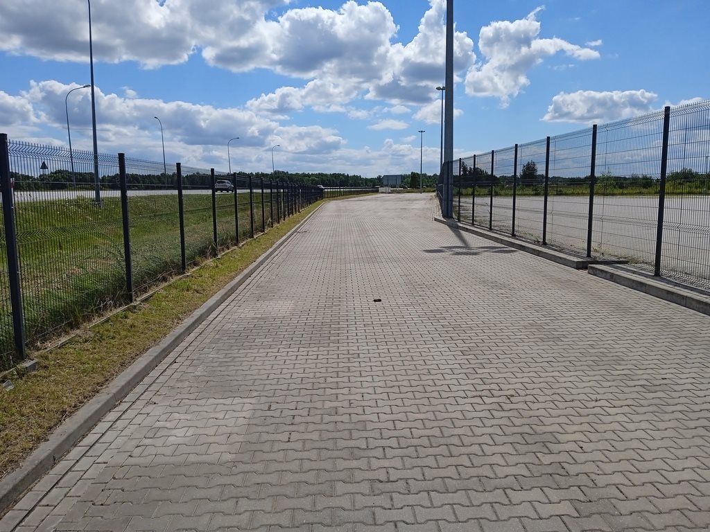 Użyj utwardzonego placu 3500 m2 z monitoringiem i oświetleniem Słomczyn  3 500m2 Foto 1
