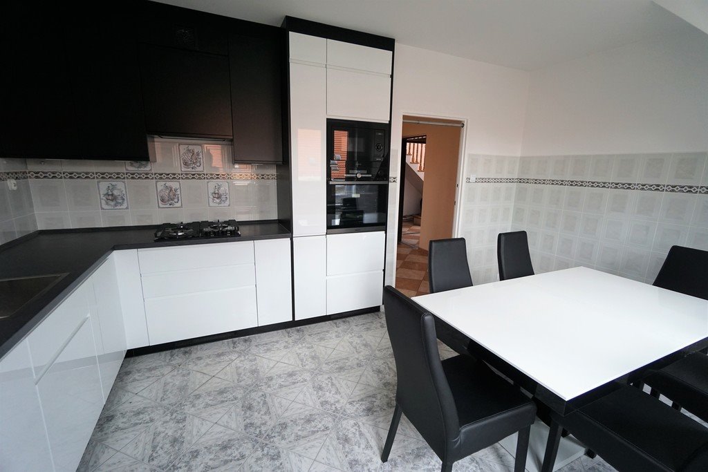 Duże 4-pokojowe mieszkanie dwupoziomowe z nową kuchnią i balkonem: Szczecin Śródmieście: 5 Lipca