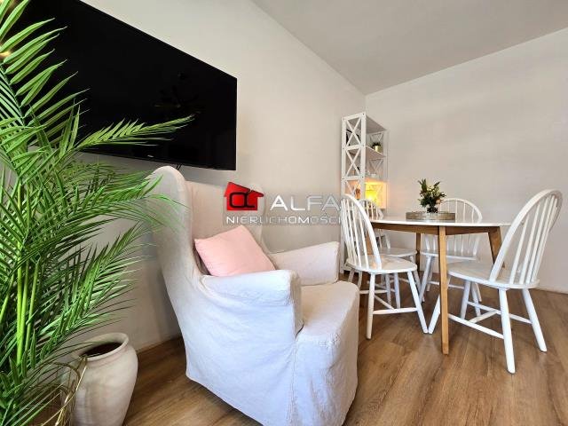 Mieszkanie trzypokojowe na sprzedaż Żarów  56m2 Foto 1