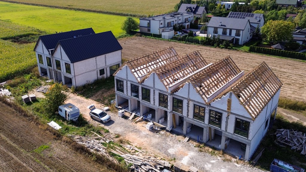 Do sprzedania przestronny segment skrajny 145 m² z garażem i poddaszem Umiastów, Leszczynowa  145m2 Foto 1