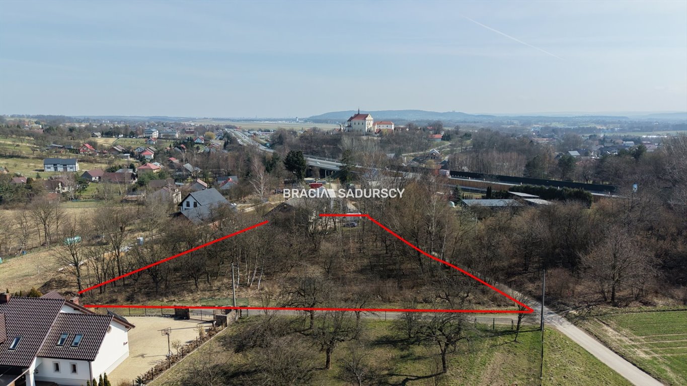 Sprzedam działkę 3858 m² z domem w Morawicy Morawica  3 858m2 Foto 1