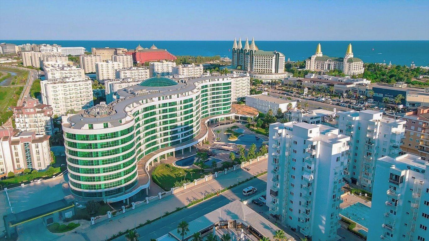 Widok na morze i basen w Sirius Town, 65 m² Turcja, Kemerağzı, Kemerağzı, Aksu, Antalya  65m2 Foto 1
