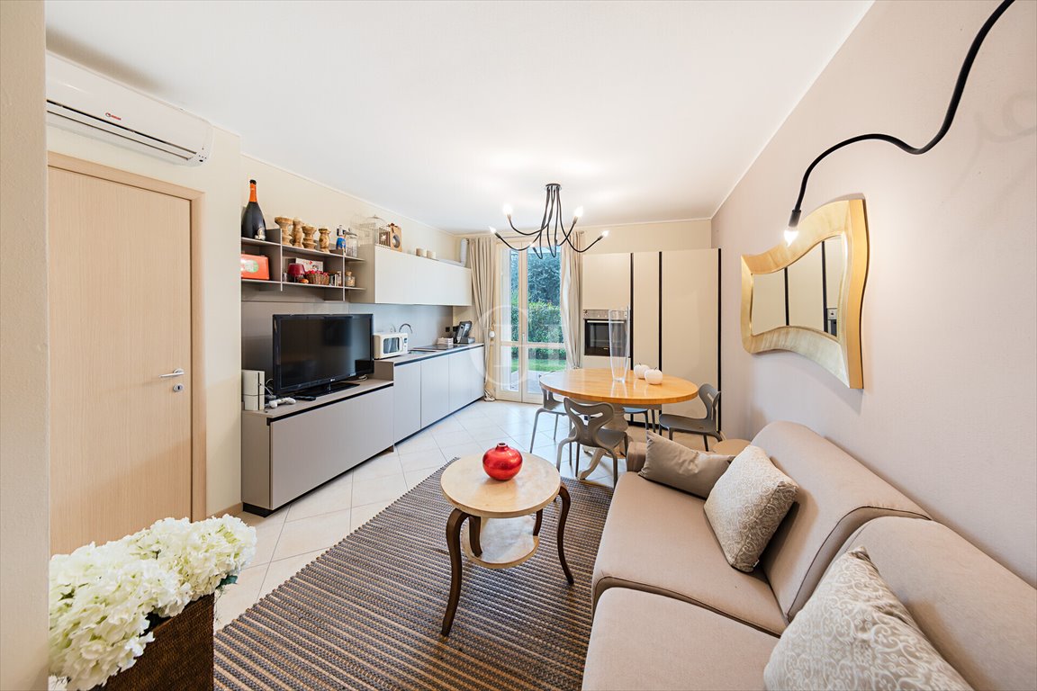 Nowoczesny apartament z ogrodem i basenem w Toscolano Maderno Włochy, Toscolano Maderno  56m2 Foto 1