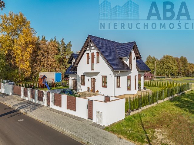 Przestronny dom z kominkiem, garażem i placem zabaw Lądek, Polna 12  177m2 Foto 1