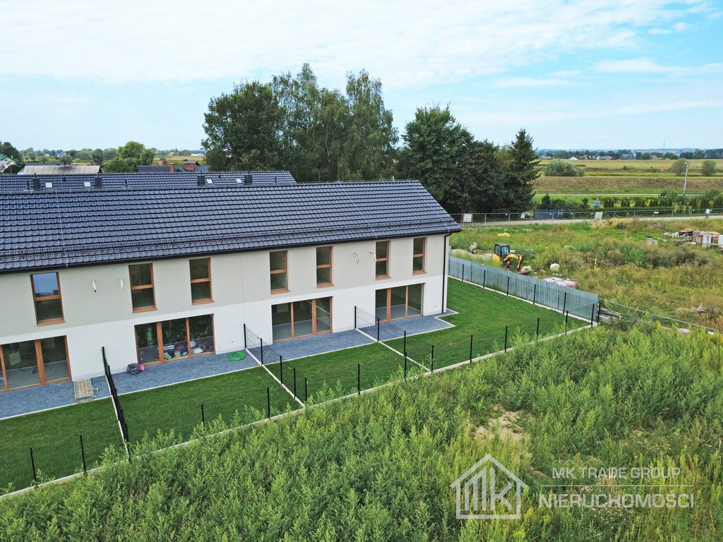 Na sprzedaż przestronne 84 m² dwupoziomowe mieszkanie z ogródkiem i 2 miejscami parkingowymi Niepołomice  84m2 Foto 1
