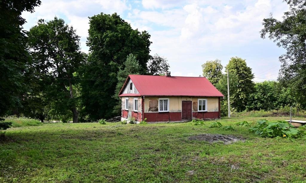 Siedlisko z domem i budynkami na 1,05 ha w Radomirce Radomirka  80m2 Foto 1