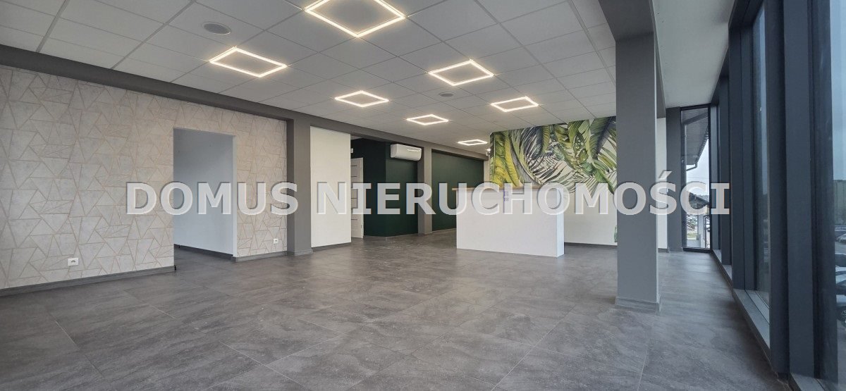 Funkcjonalny lokal 123 m² z dużymi witrynami i parkingiem Brzeziny  123m2 Foto 1