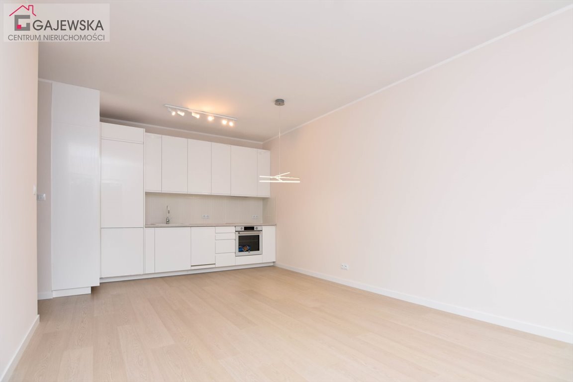 Wynajem 2-pokojowego mieszkania z loggią, blisko sklepów Piła, Zamość  42m2 Foto 1